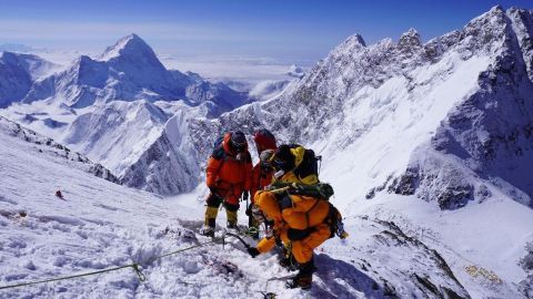 El equipo de limpieza retiró cuatro cadáveres de los Himalayas en una operación realizada este año.