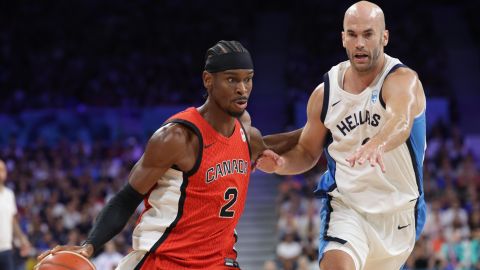 Villeneuve D'asq (France), 27/07/2024.- Shai Gilgeous-Alexander of Canada (L) in action against Nick Calathes of Greece (R) during the Men Basketball Group A match between Greece and Canada in the Paris 2024 Olympic Games, at the Pierre Mauroy Stadium in Villeneuve-d'Ascq, France, 27 July 2024. (Baloncesto, Francia, Grecia) EFE/EPA/ALEX PLAVEVSKI