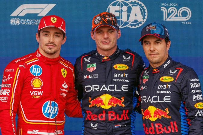 Max Verstappen, al centro, con Charles Leclerc a la izquierda y Sergio "Checo" Pérez a la derecha después de la clasificación en Bélgica.