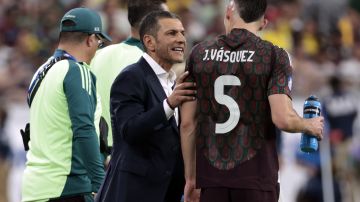 Glendale (United States), 30/06/2024.- Team coach of Mexico Jaime Lozano (C) speaks to Johan Vasquez (R) during the CONMEBOL Copa America 2024 group B soccer match between Mexico and Ecuador in Glendale, Arizona, USA, 30 June 2024. EFE/EPA/JOHN G. MABANGLO