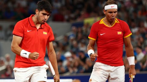 Carlos Alcaraz y Rafael Nadal celebrando su victoria en la primera ronda del tenis en los Juegos Olímpicos París 2024.