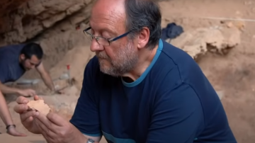 Tina, la niña neandertal de 6 años con síndrome de Down que demuestra que la compasión y los cuidados nos ayudaron a evolucionar como especie