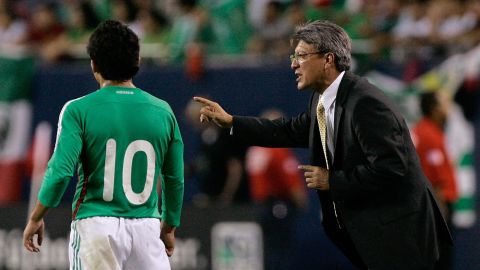 Mexico interim head coach Jesus Ramirez, right, talks with midfielder Juan Cominges during the second half of a soccer match against Peru at Soldier Field in Chicago, Sunday, June 8, 2008. Mexico won 4-0. (AP Photo/Brian Kersey)