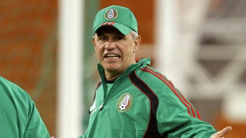 Mexico's coach Javier Aguirre gestures during their final training session for the soccer World Cup opening group A match between South Africa and Mexico in Soccer City in Johannesburg, South Africa, on Thursday, June 10, 2010. (AP Photo/Matt Dunham)