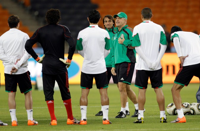 Javier Aguirre durante un entrenamiento de la selección de México en su segunda etapa al frene del combinado azteca con el que disputó la Copa del Mundo Sudáfrica 2010.