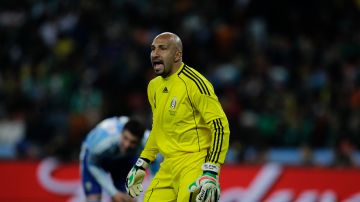 Mexico goalkeeper Oscar Perez during the World Cup round of 16 soccer match between Argentina and Mexico at Soccer City in Johannesburg, South Africa, Sunday, June 27, 2010. (AP Photo/Matt Dunham)