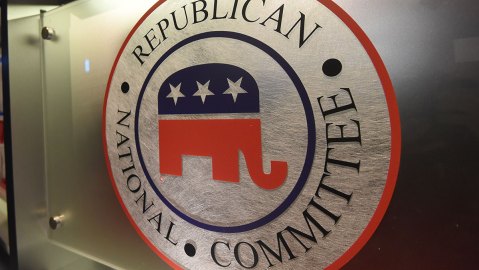 Republicanos aprueban programa electoral que incluye la deportación de migrantes “más grande de la historia"