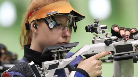 Nina Christen, campeona olímpica de tiro en Tokio 2020, es una de las deportistas suizas que forma parte del ejército y que estará participando en París 2024.