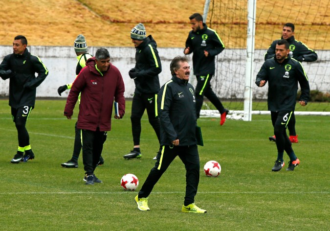 Club America's head coach Ricardo La Volpe, center, walks on the pitch as his players warm up during a training session at the FIFA Club World Cup soccer tournament in Yokohama, near Tokyo, Wednesday, Dec. 14, 2016. Club America and Real Madrid will play in the Dec. 15 semifinal. (AP Photo/Shuji Kajiyama)