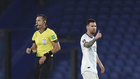 Raphael Claus pitó el partido entre cafeteros y albicelestes del 2022 que terminó con victoria de 1-0 para Argentina.