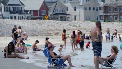 Altos niveles de bacterias en el agua provocan el cierre de múltiples playas en Estados Unidos