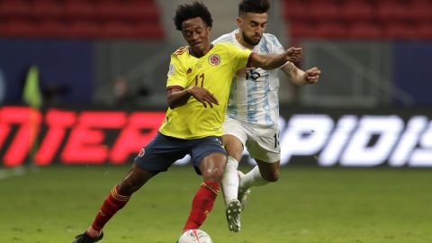 Colombia's Juan Cuadrado, left, and Argentina's Nicolas Gonzalez battle for the ball during a Copa America semifinal soccer match at the National stadium in Brasilia, Brazil, Tuesday, July 6, 2021. (AP Photo/Eraldo Peres)