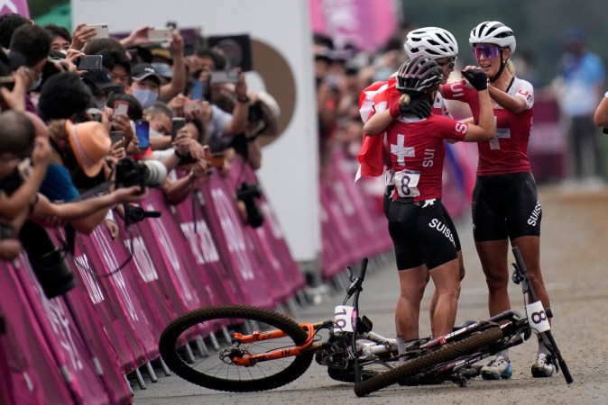 En la competencia de ciclismo de montaña de los Juegos Olímpicos también hay presencia militar en la delegación de Suiza.
