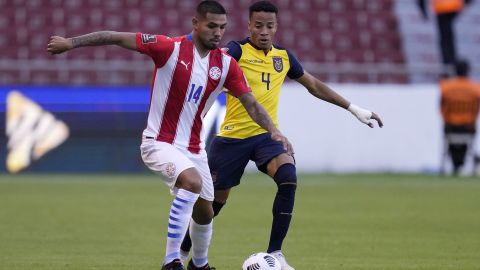 David Martínez disputa un balón con Byron Castillo en un partido de las eliminatorias sudamericanas rumbo a Qatar 2022.
