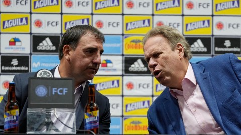 El entrenador Néstor Lorenzo (izquierda) y el presidente de la Federación Colombiana de Fútbol, Ramón Jesurún (derecha).