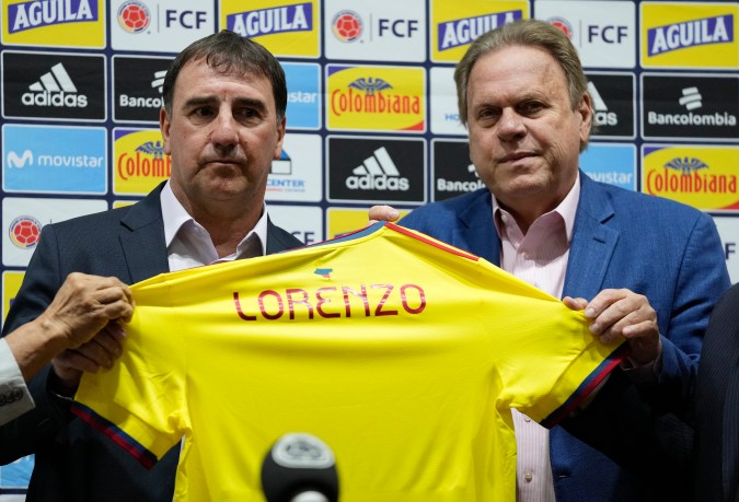 El presidente de la Federación Colombiana de Fútbol, Ramón Jesurún, durante la presentación de Néstor Lorenzo como seleccionador en el año 2022.