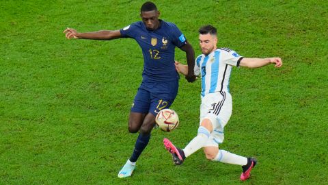Luego de la final de Qatar 2022 que disputaron Argentina y Francia los jugadores de la Albiceleste entonaron cánticos racistas.