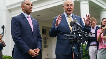 Los líderes demócratas en el Congreso, Hakeem Jeffries y Chuck Schumer.