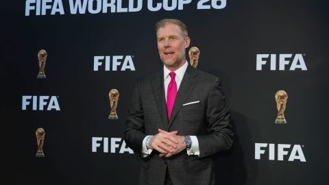 Alexi Lalas durante un evento en el que se reveló el logo oficial de la Copa del Mundo 2026 que organizarán Estados Unidos, Canadá y México.