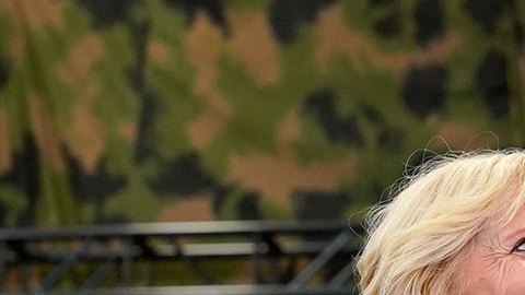 Jill Biden envía unos corazones en señal de apoyo al presidente tras anunciar su salida