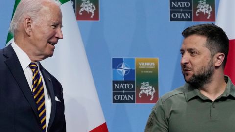 El presidente Joe Biden (i) y el presidente de Ucrania, Volodimir Zelenskyy, conversan en el escenario en un evento con los líderes del G-7 en la Cumbre de la OTAN.
