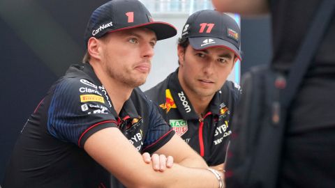 Max Verstappen acompañado por el mexicano Sergio "Checo" Pérez atendiendo a los medios de comunicación.