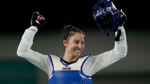 La mexicana Daniela Souza celebrando luego de ganar el oro en la categoría de -49kg en el taekwondo femenino de los pasados Juegos Panamericanos Santiago 2023.
