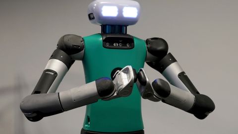 Robot administrativo "muere" tras un aparente suicidio