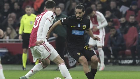 Rodolfo Pizarro tiene un año más de contrato con el AEK.