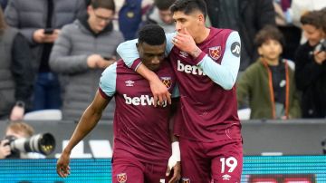 El mexicano Edson Álvarez se consolido en la mitad del campo del West Ham durante la pasada temporada de la Premier League.