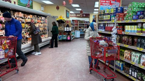 Los precios en supermercados siguen siendo un reto para la Administración Biden.