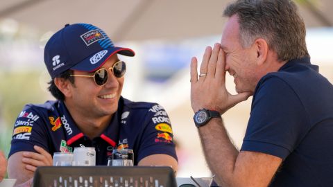 Cristian Horner conversando con Sergio "Checo" Pérez durante un momento de esta temporada de la Fórmula 1.