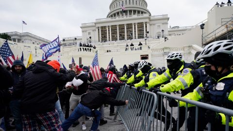 Seguidores de Trump asaltaron el Capitolio de Estados Unidos el 6 de enero de 2021 para impedir que se certificara el resultado de las elecciones. a favor de Biden.