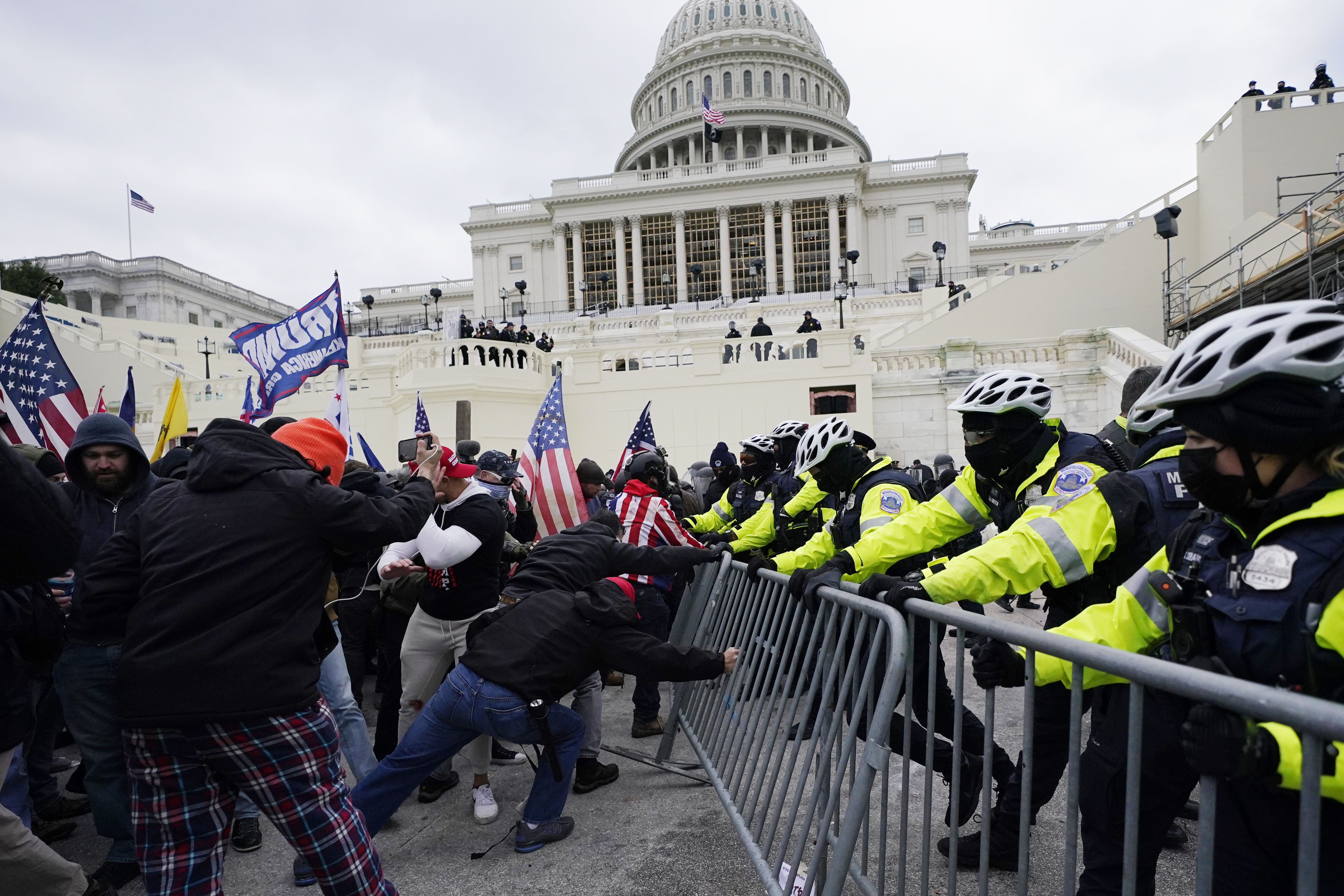 Seguidores de Trump asaltaron el Capitolio de Estados Unidos el 6 de enero de 2021 para impedir que se certificara el resultado de las elecciones. a favor de Biden.
