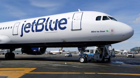 Pasajera demanda por $1.5 millones a JetBlue al sufrir quemaduras graves con té caliente