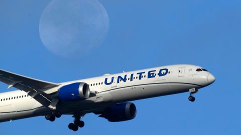 Avión de United pierde neumático durante el despegue en LAX