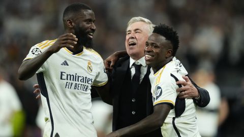 Real Madrid's head coach Carlo Ancelotti, centre, celebrates with his players Vinicius Junior, right, and Antonio Rudiger after winning the Champions League semifinal second leg soccer match between Real Madrid and Bayern Munich at the Santiago Bernabeu stadium in Madrid, Spain, Wednesday, May 8, 2024. Real Madrid won 2-1. (AP Photo/Jose Breton)