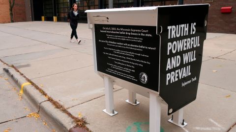 Un antiguo buzón para votar en ausencia es visto en Madison, Wisconsin, el martes 25 de octubre de 2022.