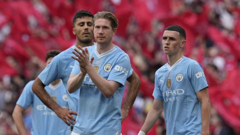 Manchester City's Kevin De Bruyne applauds fans at the end of the English FA Cup final soccer match between Manchester City and Manchester United at Wembley Stadium in London, Saturday, May 25, 2024. Manchester United won 2-1. (AP Photo/Kin Cheung)