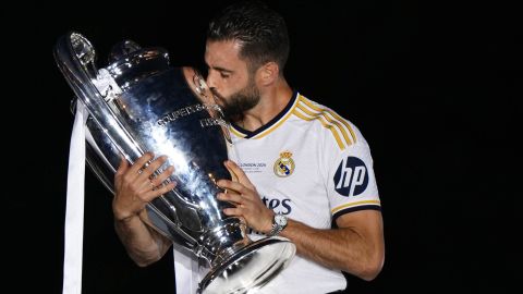 CORRECTS NAME OF PLAYER - Real Madrid's Nacho, kisses the Champions League trophy at the Cibeles square during a trophy paradein Madrid, Spain, Sunday, June 2, 2024. Real Madrid won against Borussia Dortmund 2-0. (AP Photo/Bernat Armangue)