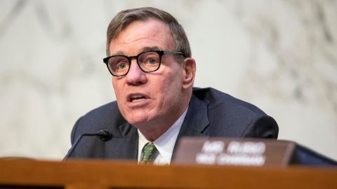 El senador Mark Warner está entre quienes creen que Biden no ganará las elecciones de 2024.