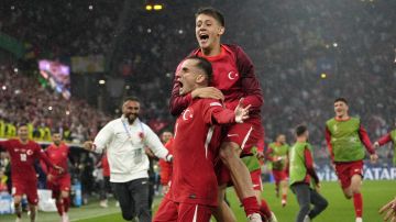 Arda Güler (arriba) celebra con Kerem Akturkoglu el pase de Turquía a los cuartos de final de la Eurocopa.