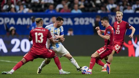 Lionel Messi intenta rebasar a la defensiva canadiense en el partido inaugural de la Copa América 2024.