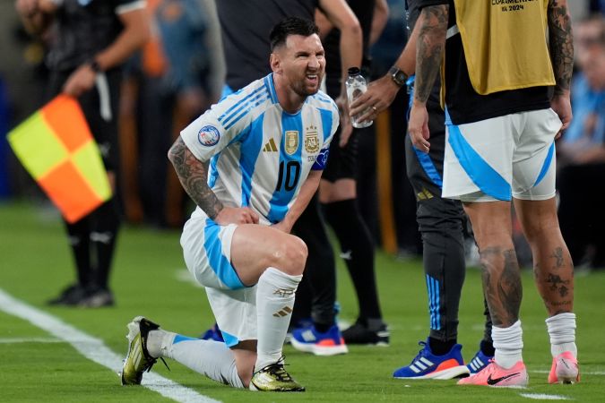 La imagen de Lionel Messi adolorido durante el encuentro de la segunda jornada de la fase de grupos de la Copa América en el que Argentina venció a Chile.