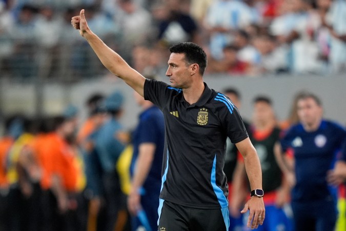 El entrenador argentino Lionel Scaloni dando indicaciones durante el encuentro de la fase de grupos de la Copa América 2024 en el que se enfrentaron ante la selección chilena.