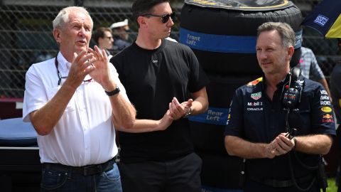 El dueño de la escudería Red Bull, Mark Dietrich Mateschitz acompañado por Helmut Marko y Christian Horner.