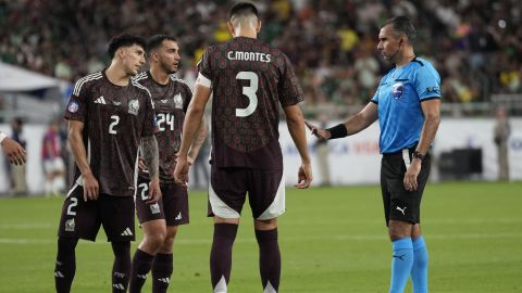 Guatemala's referee Mario Escobar speaks with Mexico's Jorge Sanchez (2) during a Copa America Group B soccer match against Ecuador in Glendale, Ariz., Sunday, June 30, 2024. (AP Photo/Matt York)