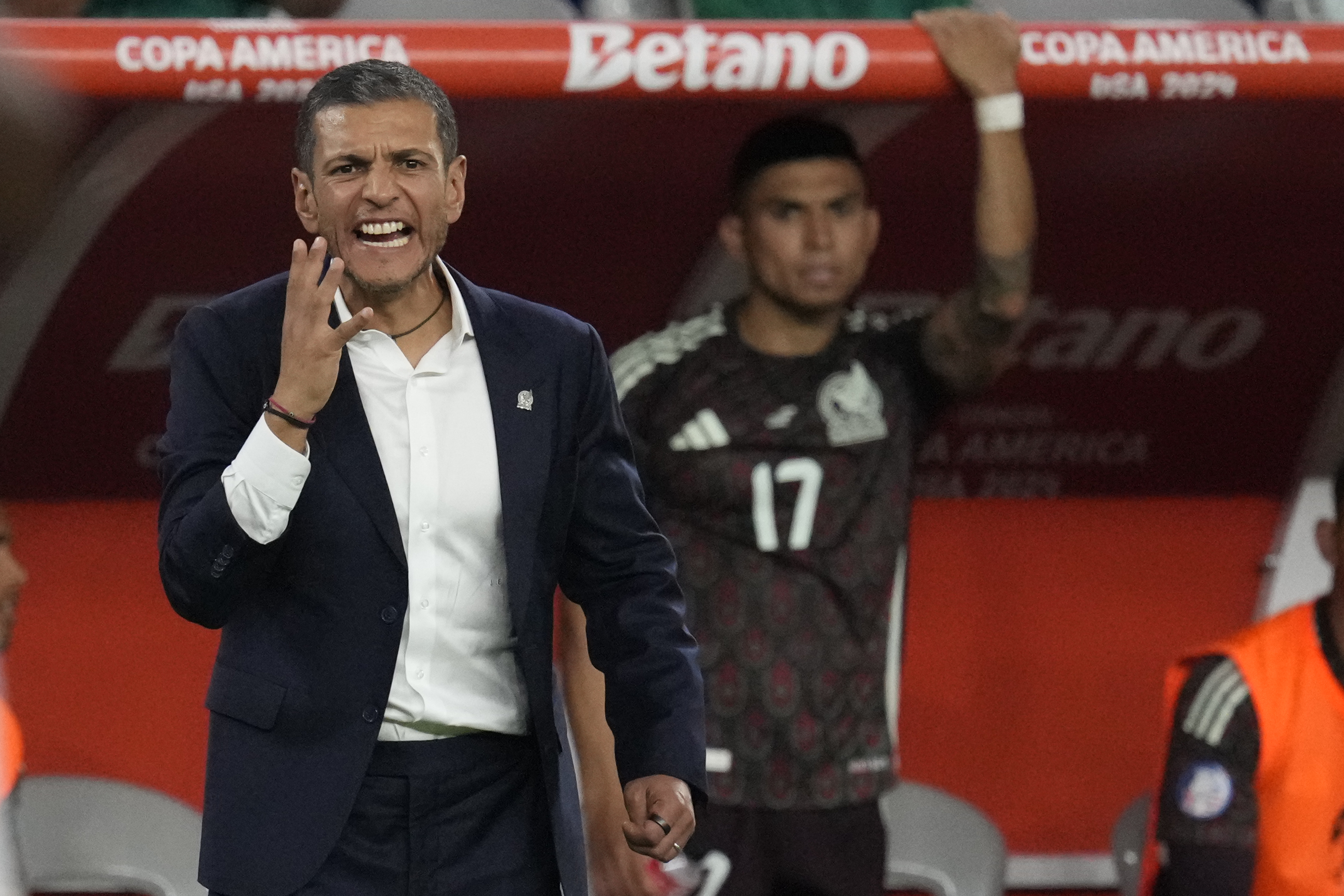 Mexico's coach Jaime Lozano yells during a Copa America Group B soccer match against Ecuador in Glendale, Ariz., Sunday, June 30, 2024. (AP Photo/Matt York)