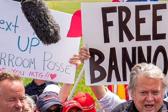 Steve Bannon, exasesor de Trump, acude a prisión para cumplir con una condena de 4 meses por desacato al Congreso