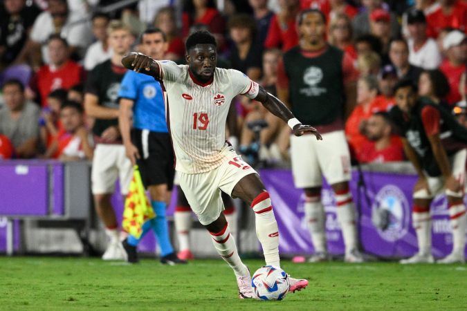 Alphonso Davies, de 23 años, es un jugador polivalente que le aporta a la Selección de Canadá tanto como lateral derecho como mediocampista.